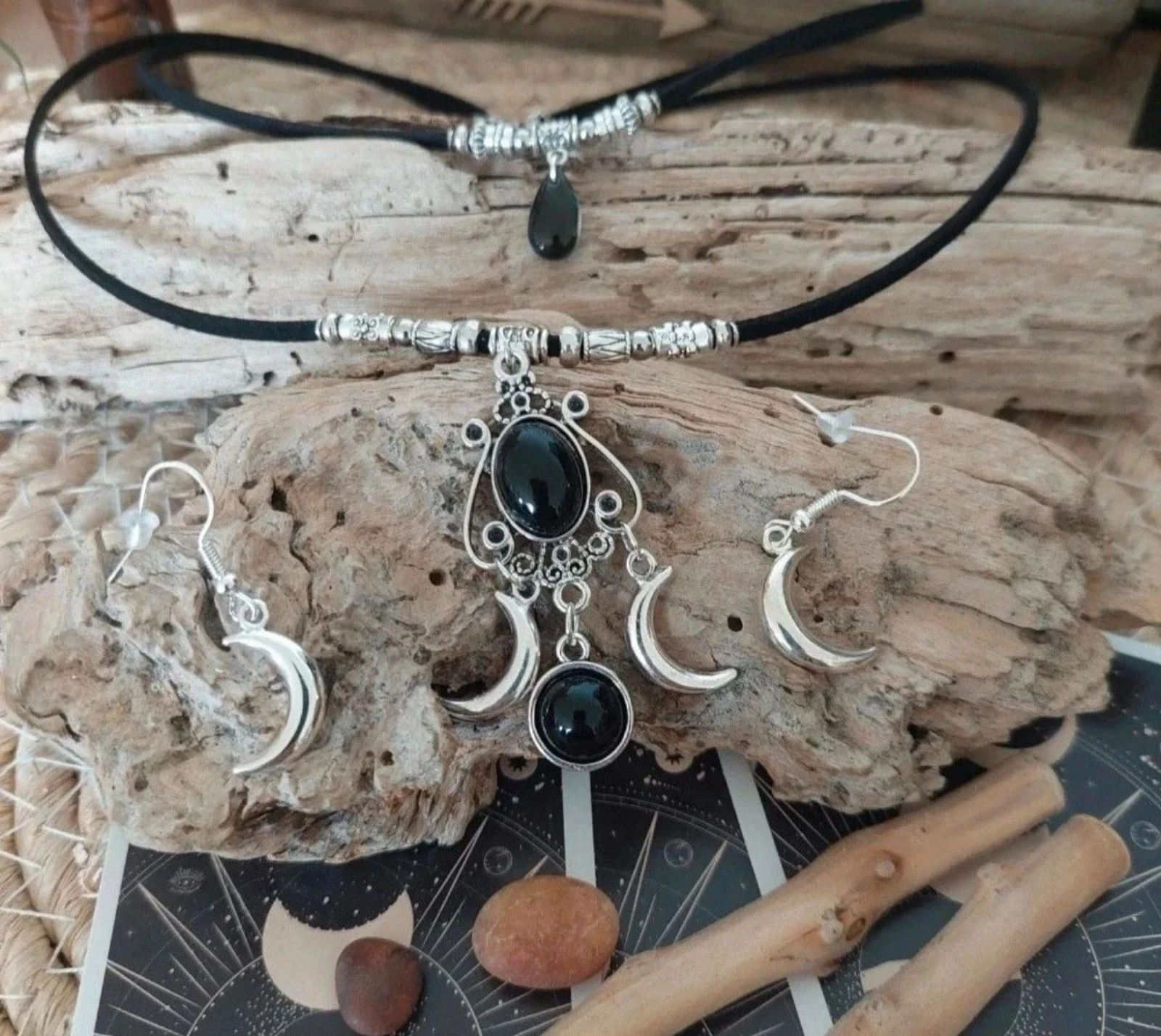 Parure boho mystique doublerangs triple lune
obsidienne, noir